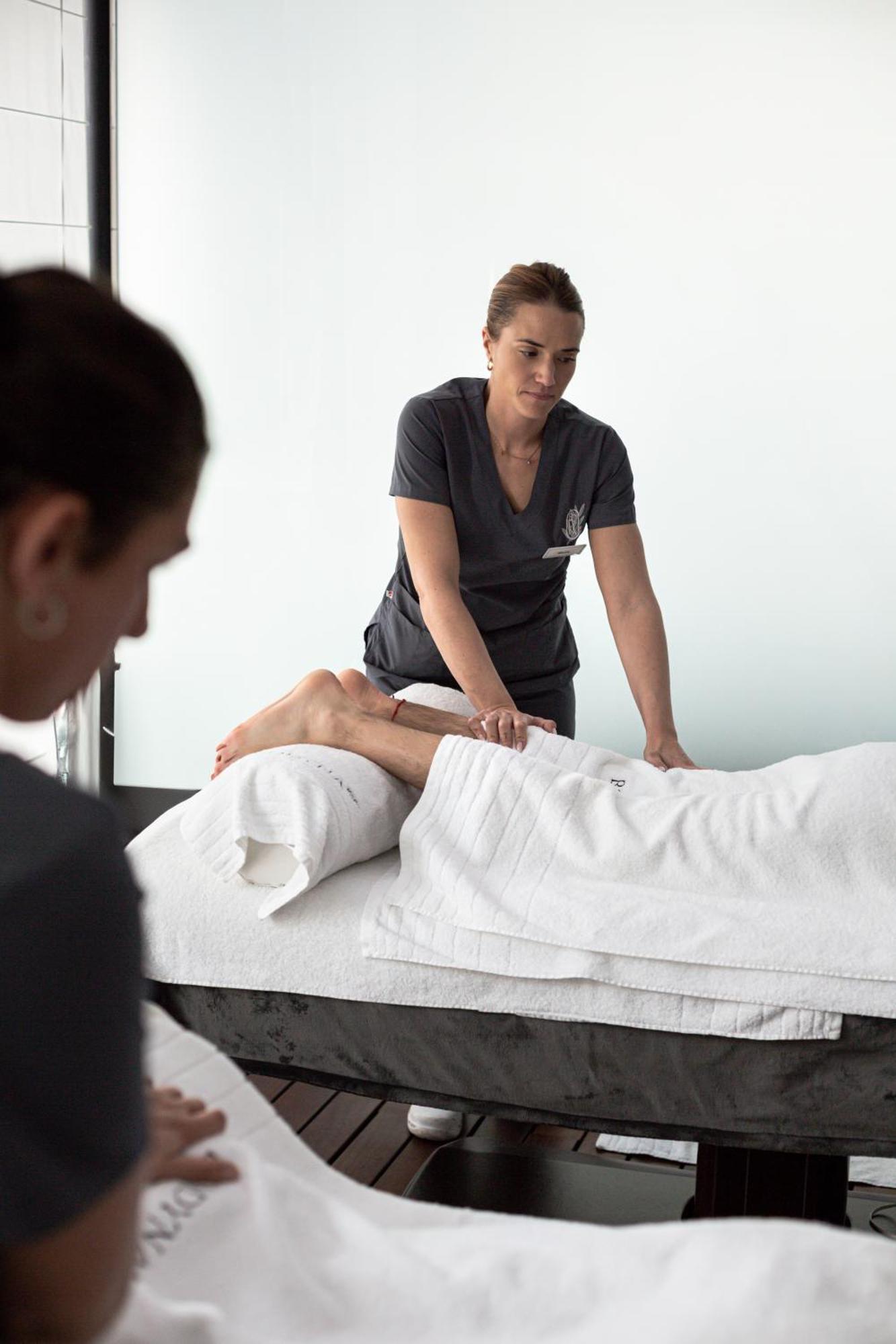 Hospes Palau De La Mar, Valencia, A Member Of Design Hotels Esterno foto A chiropractor treating a patient
