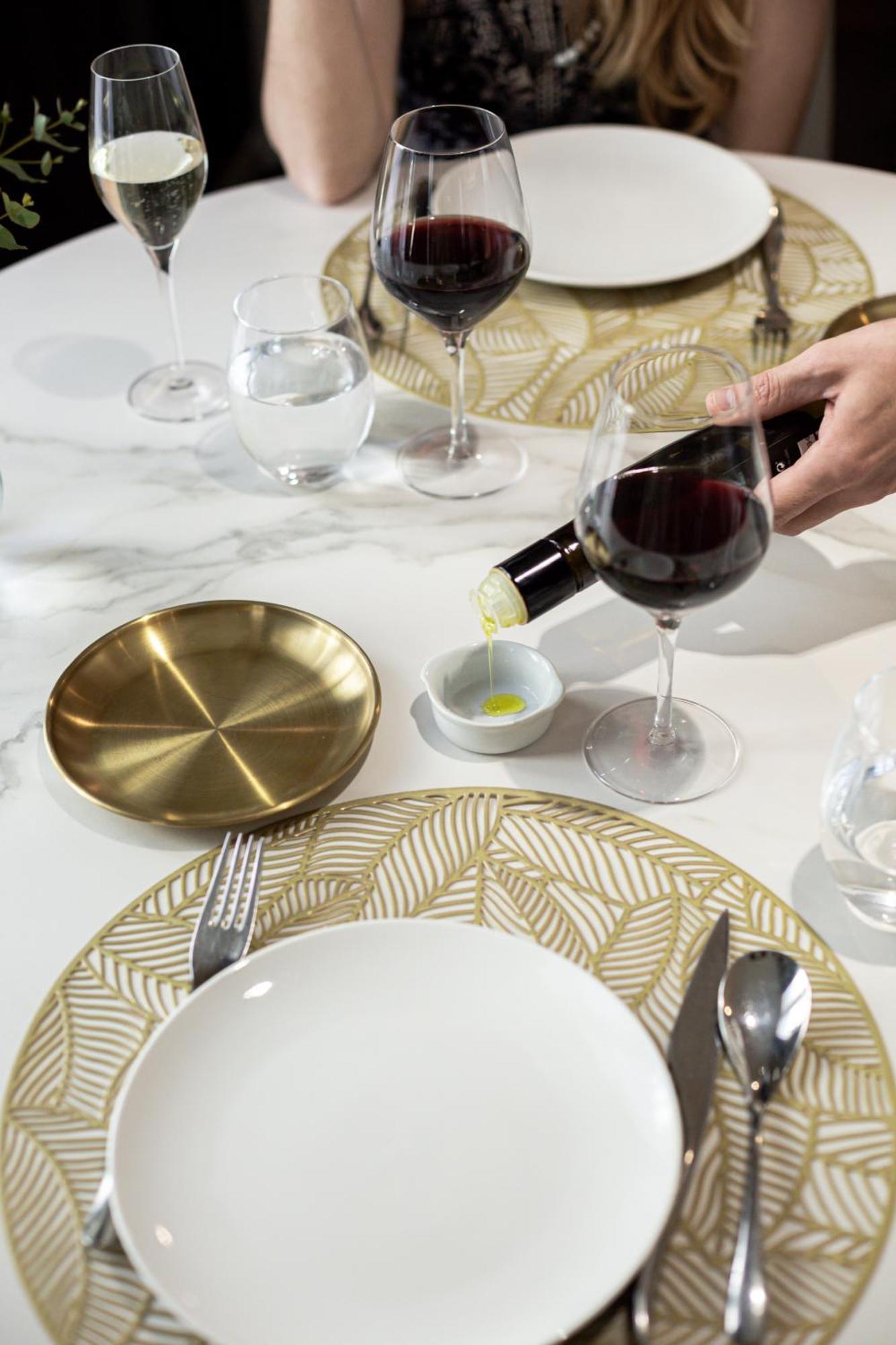 Hospes Palau De La Mar, Valencia, A Member Of Design Hotels Esterno foto A wine server