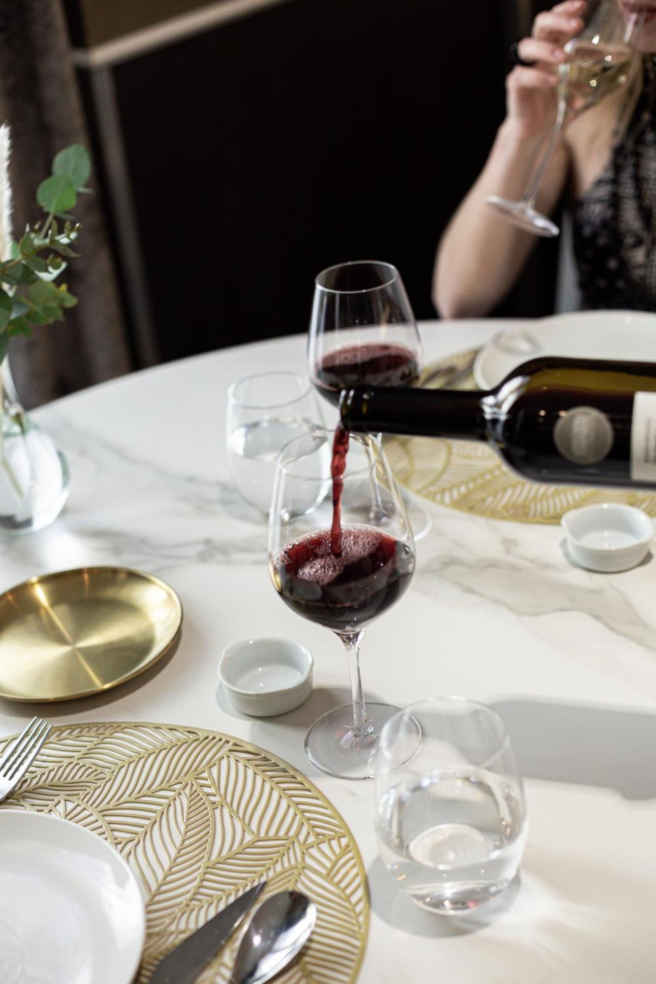 Hospes Palau De La Mar, Valencia, A Member Of Design Hotels Esterno foto Wine being poured into a wine glass