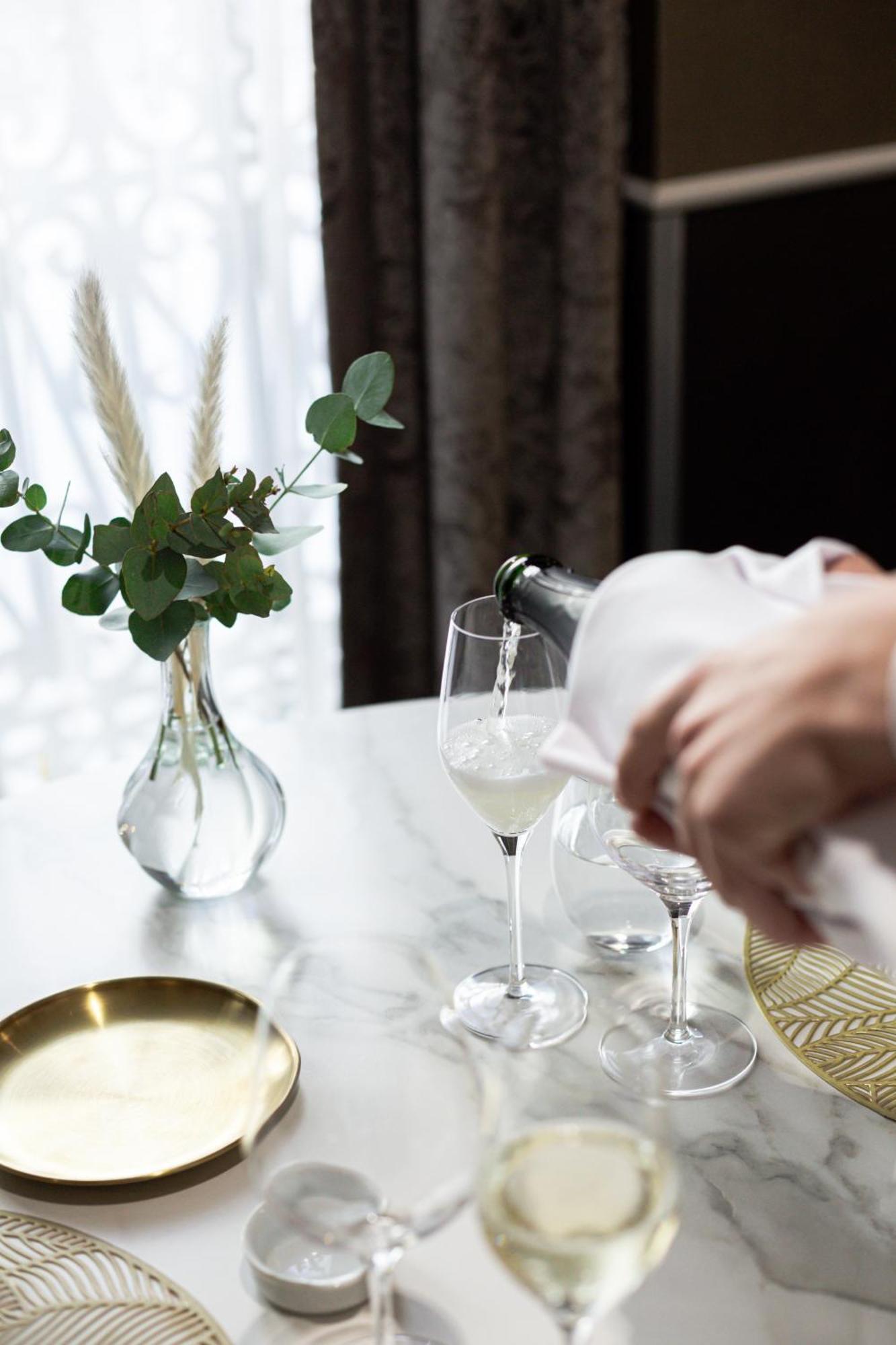 Hospes Palau De La Mar, Valencia, A Member Of Design Hotels Esterno foto A wine waiter pouring wine