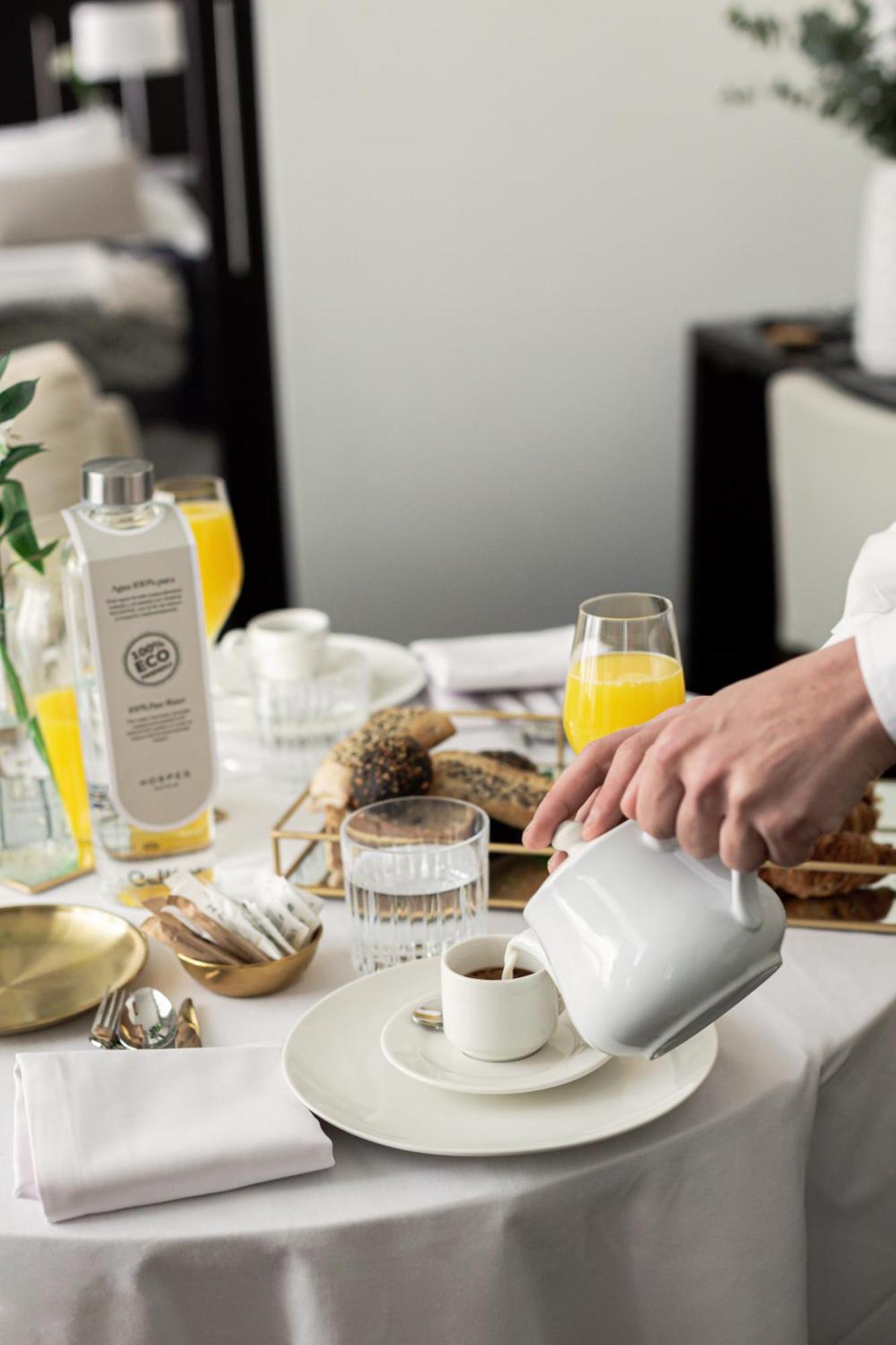 Hospes Palau De La Mar, Valencia, A Member Of Design Hotels Esterno foto A breakfast at the hotel