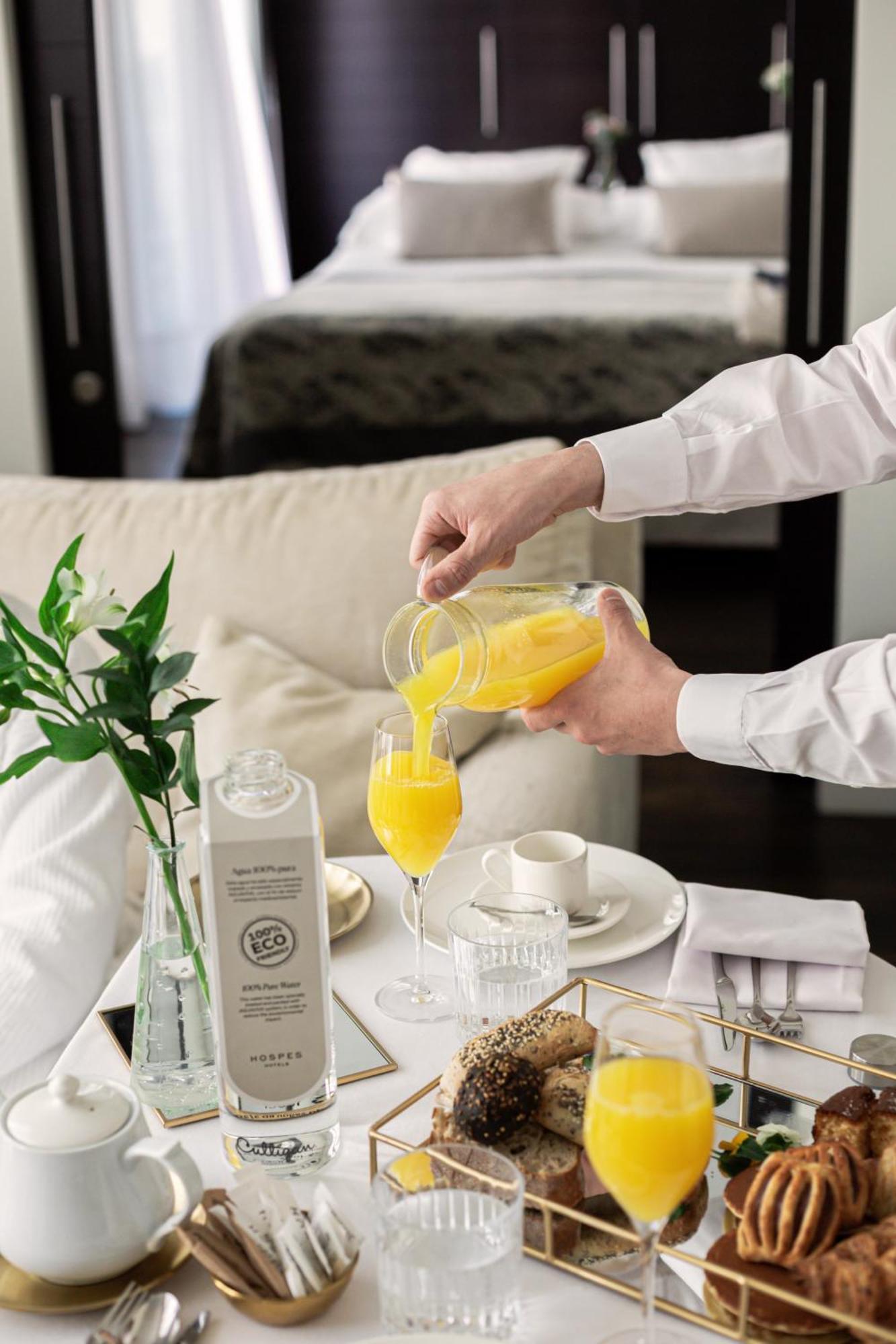 Hospes Palau De La Mar, Valencia, A Member Of Design Hotels Esterno foto A person pouring orange juice